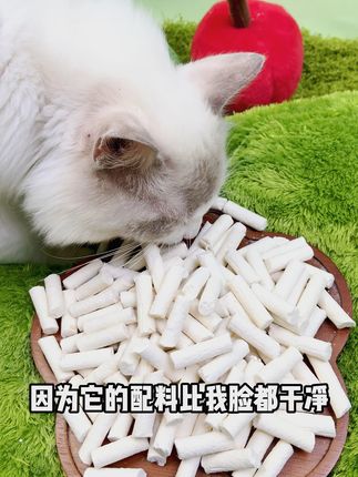 来吃个羊奶棒吧,咔咔香的那种 麻麻,你要是早点给我买冻干羊奶磨牙棒,我才不会咬人呢~ #猫零食 #猫咪零食 #猫冻干 #猫咪冻干零食推荐