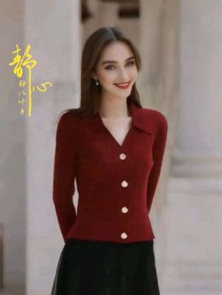 这款针织开衫,多色可选,不管是搭配纱裙、套装还是阔腿裤,都能轻松穿出优雅气质,快get同款,解锁你的时尚风格! #这款针织开衫多色穿搭,尽显优雅气质