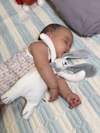搂着小兔子睡觉又乖又可爱🥰#安抚巾 #哄娃神器 #自主入睡 #阿贝贝