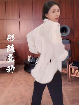 这是一件棉 衬衫匹马棉不打折不起球不变形不起静电,经过两次水洗非常非常柔软软糯舒适,软丝的设计你可随意发挥领子袖口#每日分享 #强烈推荐 #今天穿什么