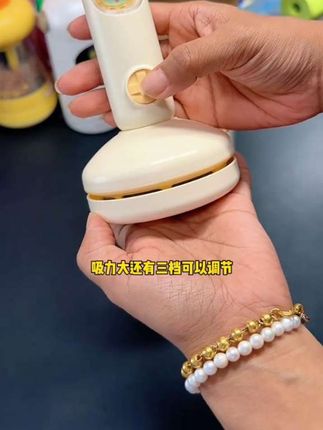 家有小学生的,这个桌面吸尘器一定要备一个,桌面清理起来真的太方便了,给孩子养成良好的收纳习惯