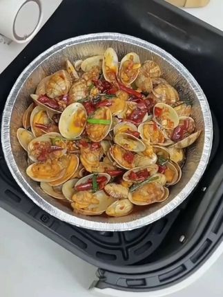 怪不得闺蜜家的空气炸锅这么干净,原来是用了这个空气炸锅锡纸盘,每次用完的空气炸锅又脏又难刷,但是有了它就方便多了。把鸡翅放进托盘里,再放上要做的食物就可以直接进空气炸锅了。做好的食物可以直接端上桌,吃完也不用洗油腻腻的锅,直接抽出锡纸扔掉就行。这样锅还是干干净净的,家里有空气炸锅的,一定要多囤几个#好物推荐🔥 #厨房好物 #居家好物 #空气炸锅锡纸盘 #好东西一起分享