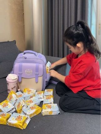 孩子开学或者出去玩最少不了的就是湿巾,德祐这款卡皮巴拉湿巾不要错过,方便携带纸张还厚!嘎嘎好,囤起来#湿巾 #手口湿巾 #德祐湿巾