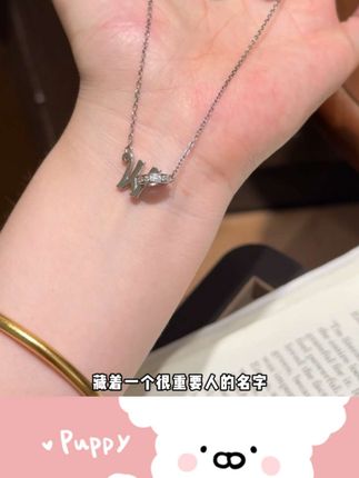 颈间的项链藏着一个很重要人的名字#项链 #字母项链 #饰品分享 #遗憾 #情侣