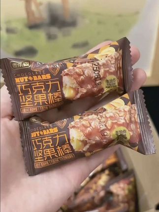 巧克力坚果棒,满满的花生碎和巧克力,包裹酥脆的米果和夹心,一口下去多重口味,香醇酥脆#dou上热门 #抖加小助手 #网红零食 #巧克力坚果棒 #好物推荐