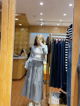 爱依服周一特价套装🉐️ 99 啊啊啊不用化妆也好看的一套穿搭啦! 真的好喜欢这个裙子 永远穿不腻的黑白格纹 秋冬随便配个卫衣都很好看#格子裙 #韩系套装裙 #乖乖女穿搭 #黑色格子裙 #学院风穿搭