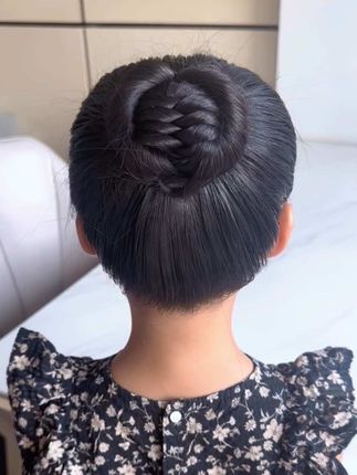 夏天太热啦 跳舞丸子头这样扎,清爽又好看#儿童编发 #夏日清凉发型 #编发教程 #生女儿就是用来打扮的 #碎发整理