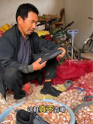 家里面老公老爸都安排上这个老北京休闲鞋,穿上又轻巧又得劲儿#舒适透气不闷脚 #软底软面穿上超舒服 #爸爸鞋 #记录农村生活