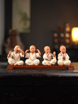「四不小和尚·萌系茶桌摆件」 一套集齐人生大智慧:不看纷扰、不听杂音、不妄言、不妄动。放在书房/办公室/茶几上。时间提醒自己不要被外界的纷乱所干扰,守住内心的那份宁静与纯粹。 #四不小和尚#桌面治愈小摆件 #国学文创 #禅意摆件家居 #家里茶室茶台装饰摆件