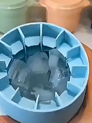 #提升幸福感好物 #冰格模具 夏天怎么能少得了冰块?推荐这个小冰格,一次就出两颗,刚好够一杯的量。把水倒进去,盖上盖子放冰箱冷冻,脱模超方便!轻轻一捏就下来了,平时喝个冷饮、吃个水果都能用上它。#网红水杯 #新奇好物