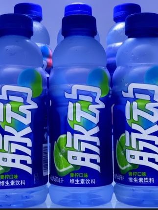 天呐,我居然薅到了脉动青柠味的大羊毛,口感真的好喝到离谱,现在到手一箱15瓶才这价,还是600毫升大容量的,薅了就是纯纯捡漏?它富含维生素C和B6,还有烟酰胺,入口就是清新的青柠甜香,清甜不齁甜,喝起来超级清爽,运动暴汗来一瓶,维生素含量和水分双重拉满,趁划算,刷到还有的快薅!#清凉一夏 #夏天的味道 #脉动 #青柠味 #电解质