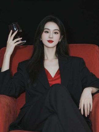 “人和人真的很奇怪 能突然变得很熟悉 也能突然变得很陌生。”