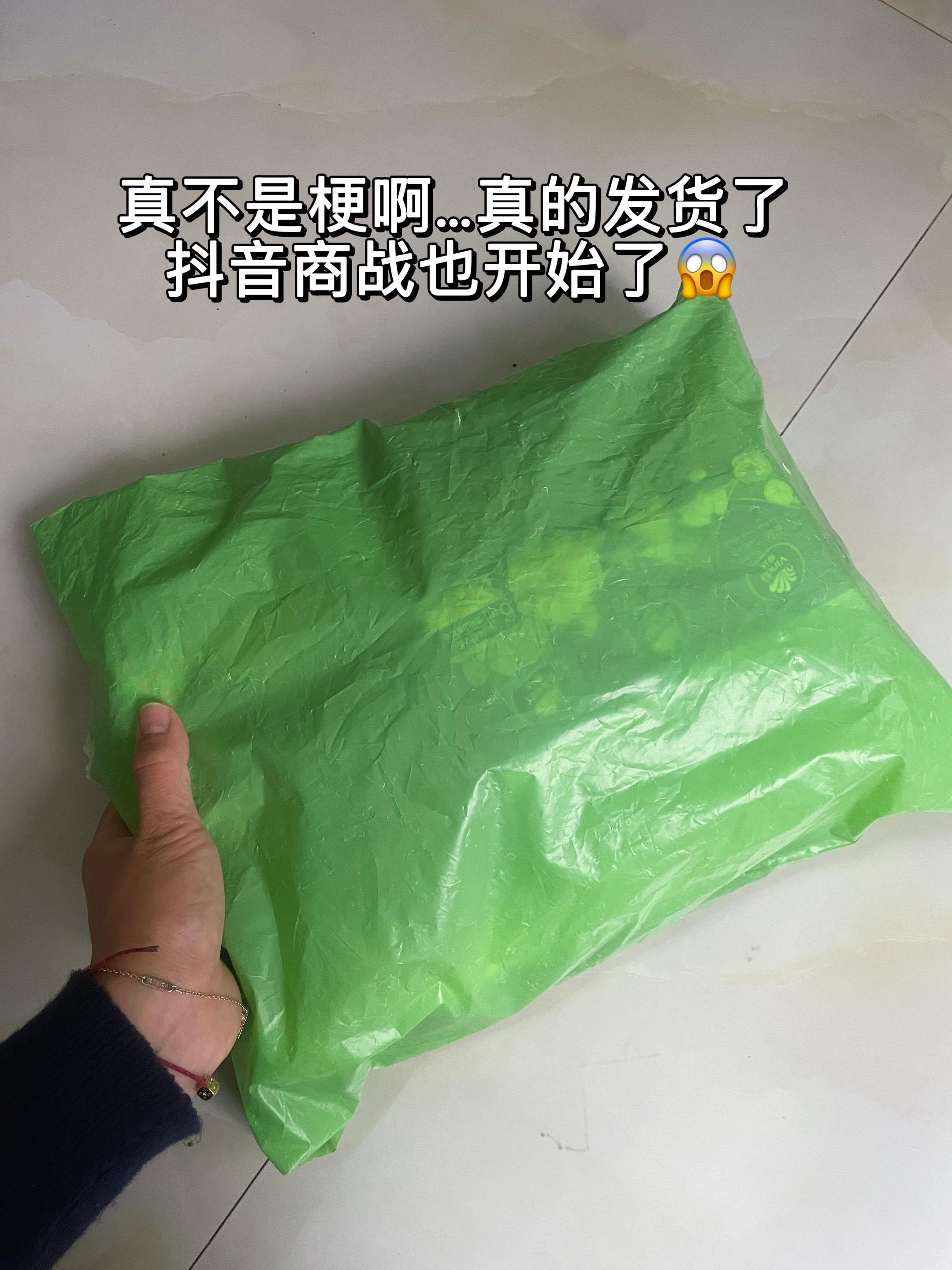 快冲!赶紧薅维达山茶花手帕纸,我们宿舍都薅麻了!这款真的太适合我们大学生了:山茶花包装美到心坎,颜值党直接沦陷;山茶花香味巨好闻,清新不刺鼻,用着超愉悦。而且维达是大品牌,纸张细腻柔软,用着放心,价格还实惠,对于我们这些追求品味又想省钱的“抠搜”人来说,简直是完美选择!#强烈推荐 #手帕纸 #维达纸巾 #维达 #超便宜超划算