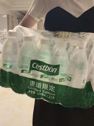 怡宝渠道限定福利来啦✨ 一箱24瓶,每瓶520ml大容量,性价比直接拉满!颜值也绝绝子,夏天喝超有清新高级感~库存告急,手慢无,速来薅这波大羊毛!#怡宝 #怡宝纯净水 #超便宜超划算#好喝不贵#瓶装水推荐 @抖音小助手