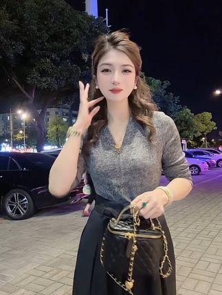 喜欢你的人永远都不会嫌弃你,心疼你的人永远不会抛弃你,所以呢不要问爱是什么,心甘情愿就是答案#显高显瘦显腿长 #气质穿搭