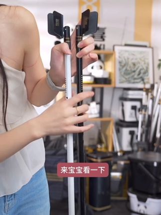 这款架杆就是颜值很高,细节做的很好。对,然后就是弹琴碳素啊,标配弹簧头,然后整体是碳素的,给大家看一下硬度多高啊?单切面的话我们把一些螺丝拧到这的话他就不容易晃。所有的配件全是双色氧化的,对于硬度大家可以完全放心。#花喜抄网杆#架杆#支架杆#鲢墉架杆