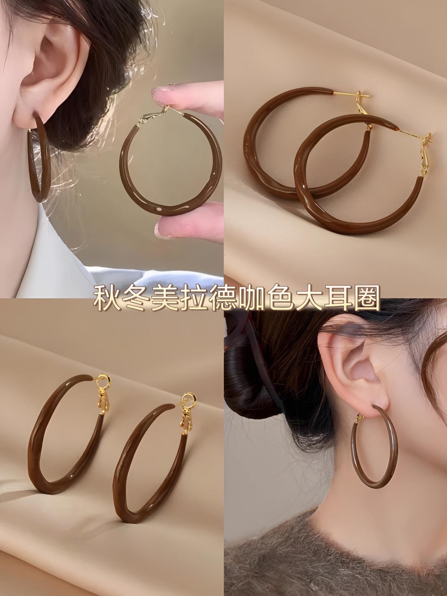 宝子们,我不允许还有人没拥有这款复古美拉德咖色大耳圈!满满的秋冬氛围感,跟我衣橱里的各种大衣、毛衣都超搭。大耳圈的设计,戴上显脸小效果一流,随便怎么转头都超有范儿#耳饰搭配 #优雅气质 #时尚饰品 #气质百搭 #耳饰耳钉气质百搭