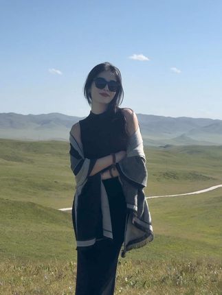 明艳的女人欲望写尽 微微皱眉也是调情#穿搭 #轻熟 #美仁大草原