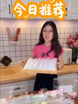 我也是看了邻居家才知道还有这种专门放冰箱里的保鲜袋,以前都是用塑料袋装食物,很容易串味。这个就很好用,它是双层密封的设计,密封性很好,不会漏汁,而且很厚实,可以反复使用,不仅看着干净整洁,还能防止串味。平时买来的蔬菜水果、生鲜肉类都可以放进去。#强烈推荐 #家庭必备 #超实用 #好物推荐🔥