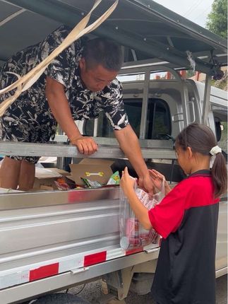 丫头父母去逝后跟着叔叔婶婶生活四年 叔叔婶婶尽然这样对她 给二丫头配好眼镜后带她吃了她喜欢的汉堡,婶婶也提前买好牛奶让她带回学校喝。别人眼中很常见的汉堡却是孩子们一年吃不上几次的美味大餐,这几年生活越来越困难,本来想给丫头们好点的生活也是心有余而力不足,由于长时间干农活风吹日晒以至于走进汉堡店里显得是那么的格格不入,但是是父母对孩子的爱与关怀一点也没少。#担当 #生活碎片記錄 #正能量 #日常分享