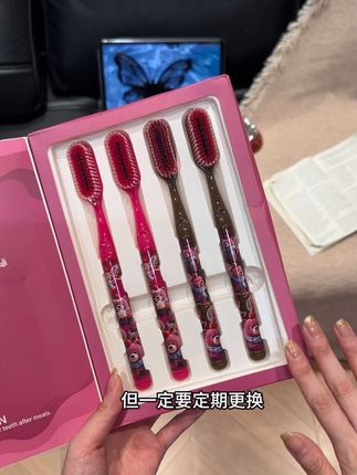 你要是总觉得牙齿刷不干净的就来试试这款!加长加宽的刷头包裹性更强!刷的还快还干净#牙刷#口腔清洁 #巨无霸牙刷