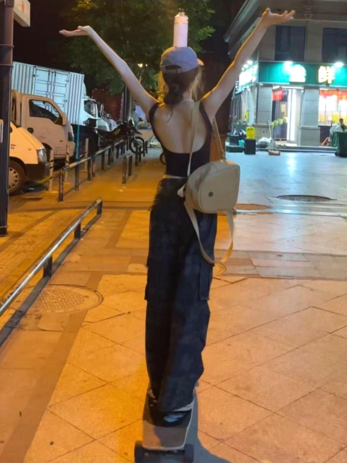 没人可以拒绝大露背!上身真的很有氛围感~ 实拍图!!大露背我的神!! 真的太爱了!上身氛围感满满有气质~ 版型一眼心动!真的太辣妹了! #黑色大露背 #御姐穿搭 #显瘦穿搭 #自带胸垫吊带#辣妹穿搭