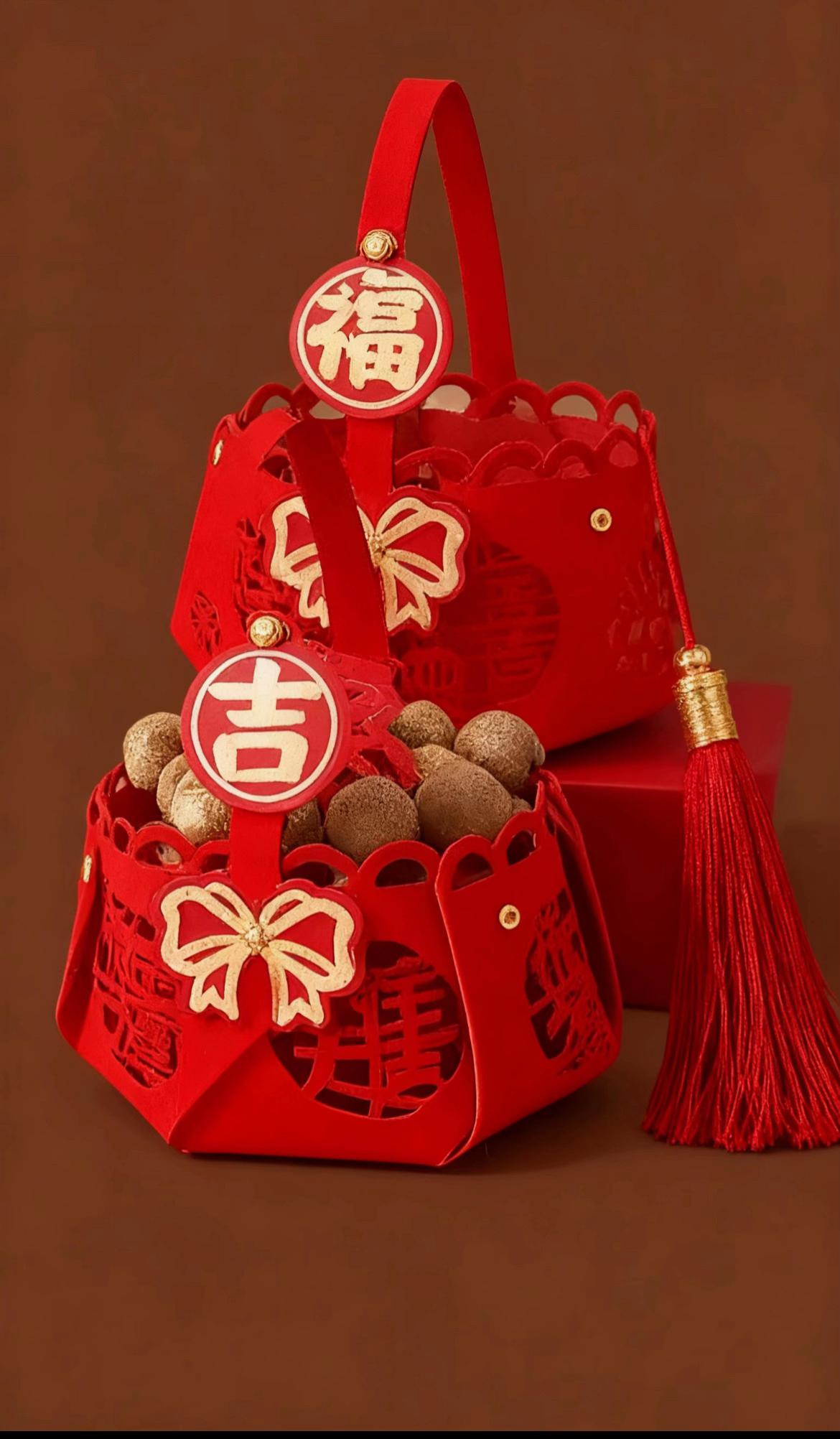 #传统手工 #结婚季 乔迁新宅,是人生新篇的开启。这款“乔迁之喜”主题礼篮,以喜庆红为主色调,搭配传统中国结、红火果枝,每一处细节都透着吉祥寓意。