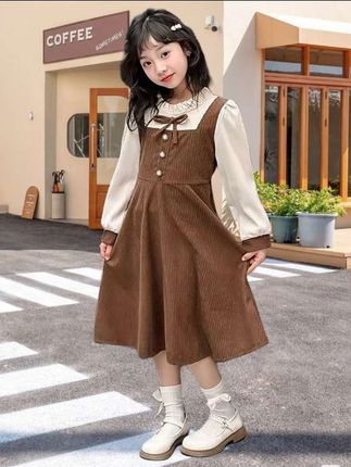 #出街穿搭 #穿搭穿搭 #穿搭ootd #hello时尚季 #女童秋季穿搭 中大童美拉德色系上身真的好显气质好显白,整个做了小香风的款式,上身气质感拉满脖子是做了这种百褶花边的,而且面料完全不扎皮肤,很软很舒服,假两件的设计,前面的小蝴蝶结是缝住的,怎么穿怎么洗是不掉的,而且小扣子就超有复古感。后面做了收腰的设计,带弹力松紧的完全不会被束缚,特别显腰身,很显瘦的一款小裙子,袖口还是呼应了裙子的颜色,上身简单大气,完全不失高级感。家有闺女的入手一件真的超值的