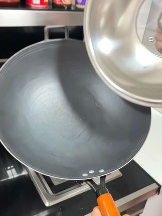 一只大鹅炖得香,半瓶啤酒倒身旁,你带着故事落座,我举着杯子相迎。铁锅咕嘟冒热气,边吃边聊到星光,这日子,既有烟火也有畅爽。#美食家的朋友圈 #有了这个发圈吃饭再也不纠结了 #省饭课代表集结了 #铁锅炖 #美食vlog