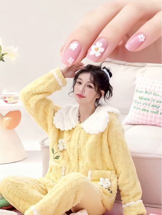全部都是麦穗提花工艺绒毛压产品,做了吸毛处理,不掉毛、不粘毛,面料是更软更多贴身穿,没有任何问题,来现场看。担心会掉毛来看过来,衣服的绒毛都被胶带给粘了拉扯起来了,而且粘的非常紧实,粘个七八下胶带还是很干净。收到货有点绒毛,细细走走就可以了,完全不掉毛。放心,拍不掉毛的睡衣是不是更加保暖保湿更加舒服吧?#家居服 #家居服睡衣 #甜美穿搭 #在家也要美美哒 #睡衣套装