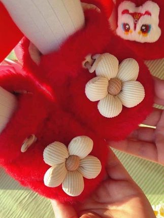 #宝宝鞋 冬天来了,家里有宝宝的一定要提前安排上这种毛绒的小鞋子,它不仅好看,还暖和,摸起来软绵绵、毛茸茸的,穿着舒适又保暖,抽拉绳设计,宝宝自己玩也不会脱落。可爱的卡通造型,宝宝也喜欢#喜庆好看还实用 #保暖又好看 #红色地板鞋 #软底学步鞋