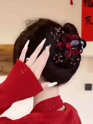 新年新开始,戴上红红火火的#玫瑰花抓夹,一整年福气满满#头饰发饰#新年发饰