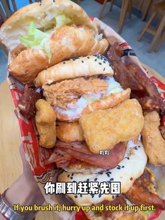 我滴个乖~塔斯汀暑假放大招了!!这么划算的套餐我好像还是头一次见!可以选4个大汉堡,2份小食才30多#塔斯汀 #塔斯汀中国汉堡 #汉堡炸鸡 #谁懂这一口的好吃程度 #味道好极了你们想吃吗 @DOU+上热门 @上热门🔥🔥🔥
