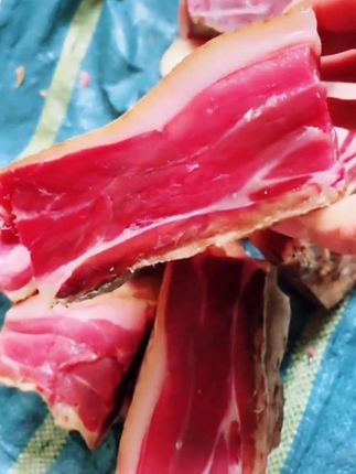 #云南火腿 云南农家陈年老火腿,山区纯粮食喂养自家年猪腌制老火腿,火腿香味十足,少盐,喜欢吃腊肉,火腿肉的老乡放心下手#地方特色美食 #舌尖上的味道 #特色农产品 #家乡特色