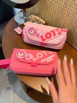 快开学了 提前给娃买了这个草莓熊笔袋 宝贝老喜欢了~巨能装 质量也没的说!#笔袋推荐 #笔袋 #开学必备 #种草