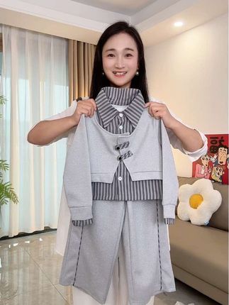 国庆带女儿出去玩,提前给她买了一套今年秋款韩系小套装,天呢这上身太太太好看了!这个质感也太好了!韩里韩气的,搭配起来巨洋气巨时髦!#秋季上新#显高显瘦 #时尚穿搭#高级感穿搭 #便宜又好穿