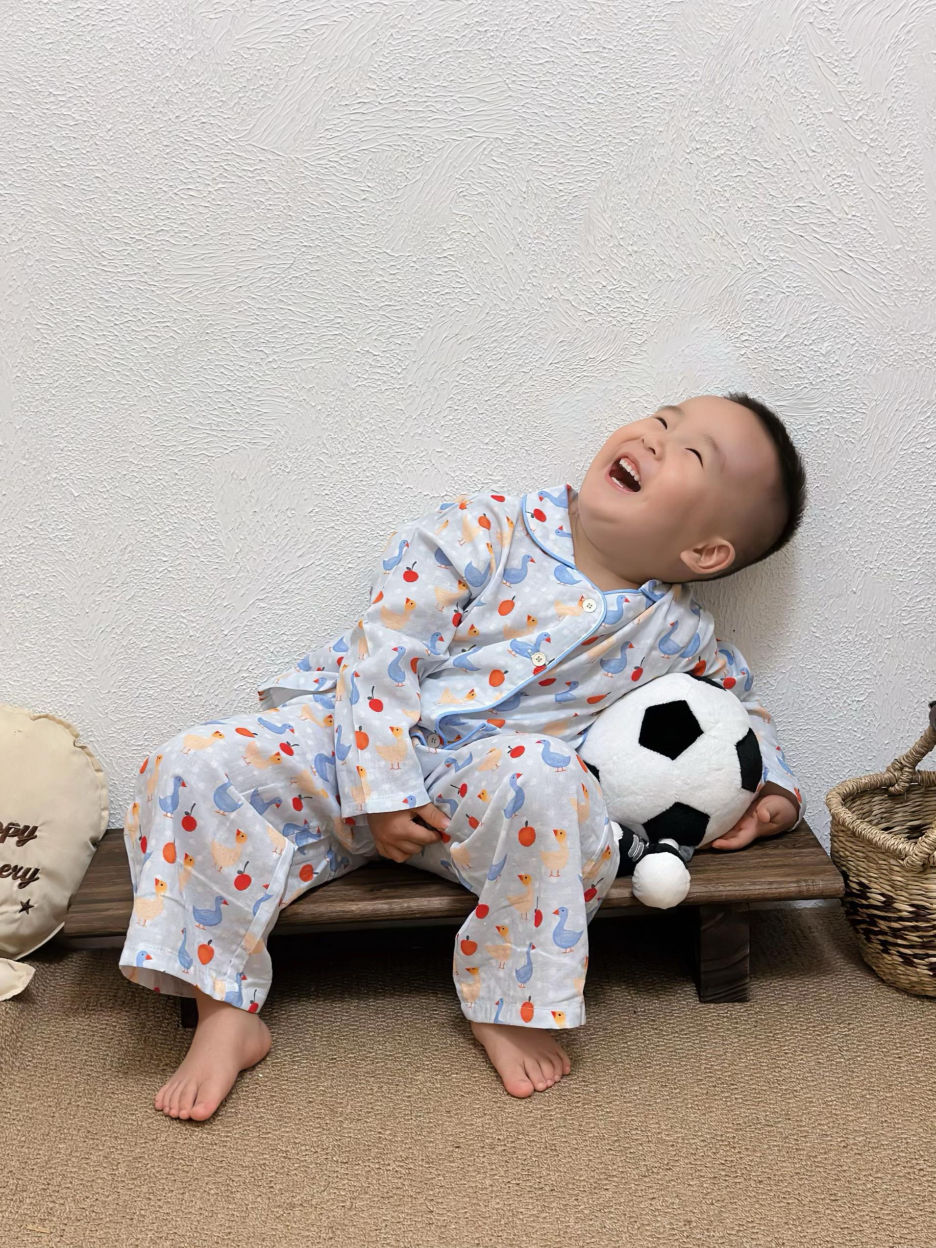 一个人带娃超酷的好吗 虽然过程很辛苦 任何人都不欠我的 也没义务帮我 但我也不欠任何人 等我孩子长大了 谁也别想道德绑架我 有人帮衬是锦上添花 无人问津就自己变强! #儿童家居服 #萌娃穿搭 #男宝穿搭