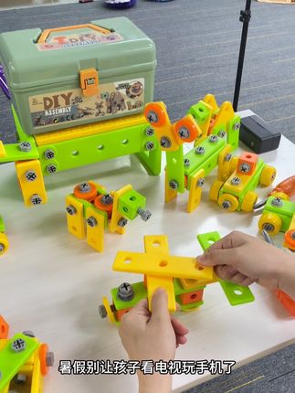 暑假给儿子买的#电动螺丝玩具 他居然这么喜欢,既能当玩具还能开发智力#螺丝玩具#儿童螺丝玩具刀#儿童礼物推荐#点点家玩具
