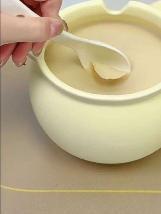 这个家用猪油罐,耐高温,平时装猪油,菜油,油泼辣子,辣椒油都可以,自带勺子盖子干净还方便 #猪油罐 #厨房好物 #好东西一起分享 #陶瓷猪油罐耐高温 #美观实用