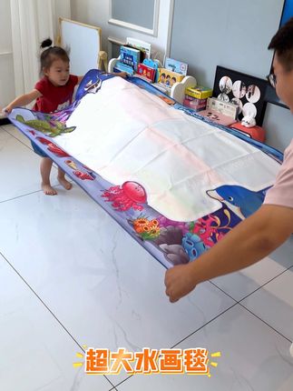 暑假给孩子安排这个超大的#水画毯 吧,用清水就能作画,不怕弄脏手和衣服,水干了还能重复画#宝妈推荐 #儿童玩具 #涂鸦 #带娃好物