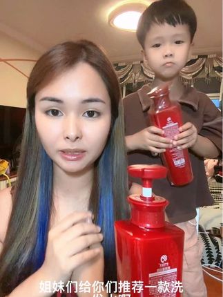 每次洗完头隔天头发就很油腻的,头发压塌不蓬松的,这一款沪兮女王洗发水真的可以去尝试一下,洗完控油清爽蓬松同时还丝滑柔顺,大品牌香水的味道洗完真的很香留香时间又持久,39.9两瓶正装试用,好用就留,不好用直接退有运费险#洗护好物 #洗发水 #洗发水推荐 #控油蓬松