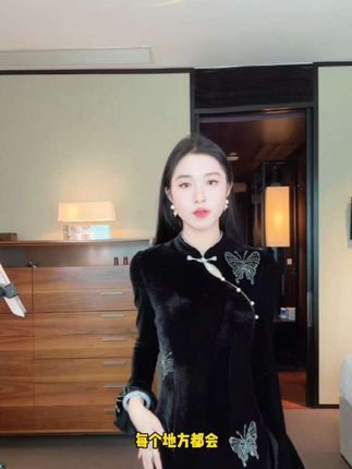 我的天呐,真的要被这件旗袍美晕了!上身就是温婉佳人的既视感,有一种古典美人的浪漫情怀,穿上它感觉一下子穿越到了民国时期,而且它的面料很好,摸起来很舒服,穿上去也很显身材曲线,无论是日常还是参加重要场合都适合,喜欢的朋友千万不要错过。#你缺的不是衣服而是穿搭技巧 #优雅气质 #穿搭 #气质女人 #裙子