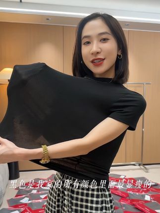 弹力大到能装下2个我 这体恤我真的爱死了,太好穿了,弹力非常大,微胖女生放心穿,完全不紧绷不勒肉,领口穿上不卡脖子,秋天穿小立领太有气质了#气质穿搭#夏季穿搭#每日穿搭#高级感穿搭#显瘦遮肉