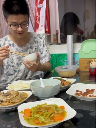 家里菜真不错,配着小姑娘果,吃爽了 #vlog日常 #水果#好物推荐#姑娘果 #灯笼果
