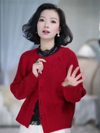 🇨🇳一抹中国红点亮国庆|这件针织开衫穿出节日氛围感~手工编织纹理遇上正宫中国红,衬得肤白又贵气#针织开衫 #中国红 #显白才高级 #早秋不费力显贵穿搭 #美出高级感