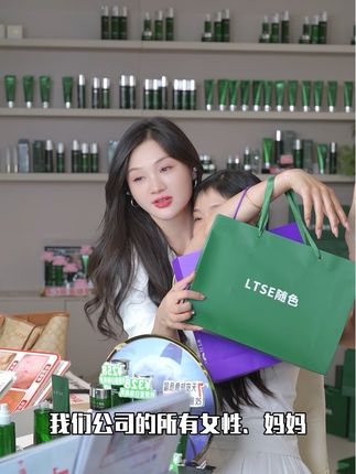 这套水乳四件套不管是自己用还是送人都是相当不错的!好用又实惠! #唐小鱼 #护肤 #水乳 #水乳套装 #精致女人必看