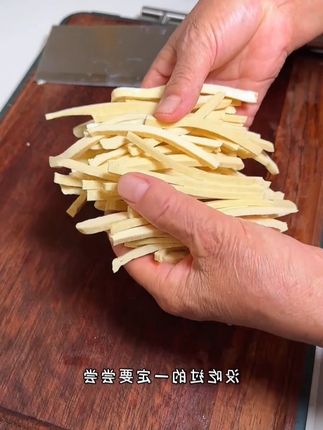 分享一道我们家经常吃的百叶豆腐做法,鲜嫩Q弹,香味浓郁,好吃又下饭#下饭菜 #百叶豆腐 #美食分享@DOU+上热门 @DOU+小助手 @DOU+好生意