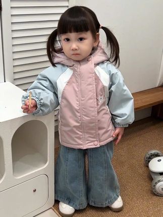 那一年 遇见你 甚喜之 养育至今心甘情愿 这世界乱糟糟而你就是妈妈的那束光 我们的浪漫藏在了一日三餐 朝夕相伴中 我永远享受养育你的过程 享受陪你长大的幸福 望你一生平安 健康喜乐~ #高品质童装 #潮童穿搭 #每日童装穿搭分享 #儿童冲锋衣 #我的女孩