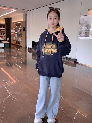 就一个女儿,给她买点好看的衣服怎么啦,又不贵,少喝几杯奶茶就可以啦#卫衣穿搭 #大童穿搭 #卫衣套装