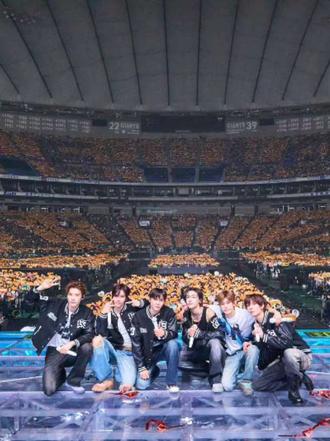 当全场亮起橙色应援棒 所有的喜欢都有了模样🧡 “恭喜将太郎,圆梦东京巨蛋✨,也恭喜RIIZE,未来继续发光吧!”
曾几何时,他只是怀揣热爱、奔赴舞台的舞者,在东京巨蛋的后台与侧台,远远望着中央的光芒,把“站上这里”当作心底最坚定的目标。他说过,这是他憧憬已久的地方,是他一直以来的梦想;他说过,希望有一天能和成员们一起,在这里举办属于#RIIZE 的演唱会。那些在练习室里重复无数遍的舞步,那些为了更好而不断打磨的日夜,那些跨越山海、奔赴热爱的坚持,都在这一刻,有了最圆满的答案。🧡🎉🎊🦦🪨🍊🐱💂🦕🪑🪑🪑🪑🪑🪑
#riizeandbriize#shotaro #六团一 #东京巨蛋